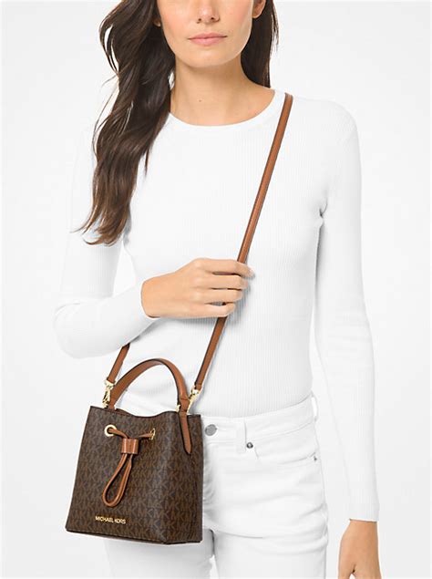 michael michael kors suri small logo crossbody bag|Suri Small Logo Crossbody Bag: Handbags: Amazon.com.